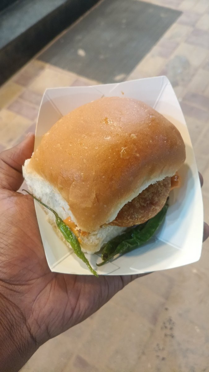 Kiranam_KL's tweet image. Amachi Vadapav.🔥

#GoaTrip