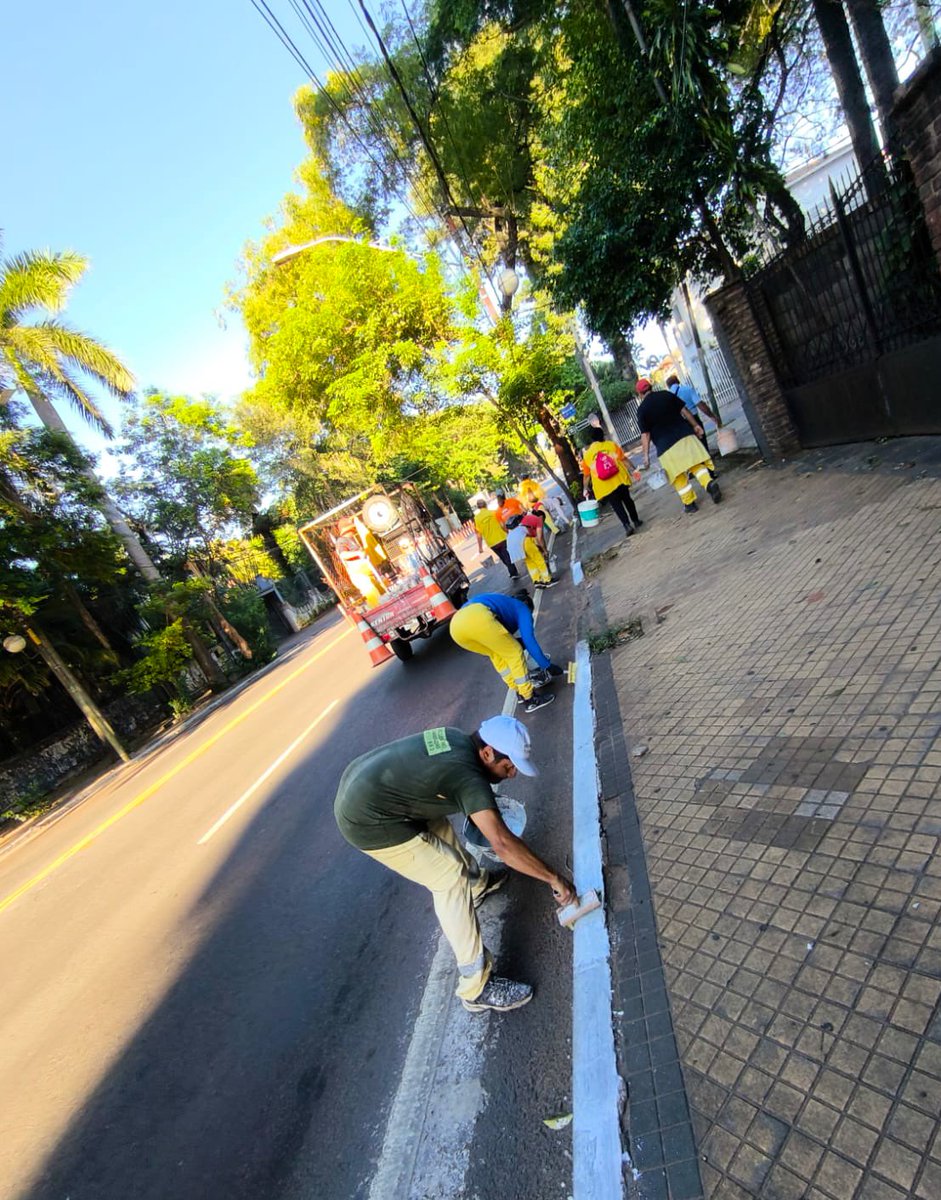 ➡️Sábado Santo también es sinónimo de trabajo y compromiso🙌🏼

Aprovechando el bajo flujo vehicular, nuestro enjambre amarillo se desplegó sobre la Avda. Mariscal López realizando pintura de cordones, mejorando la estética y el orden en uno de los principales accesos de la ciudad.