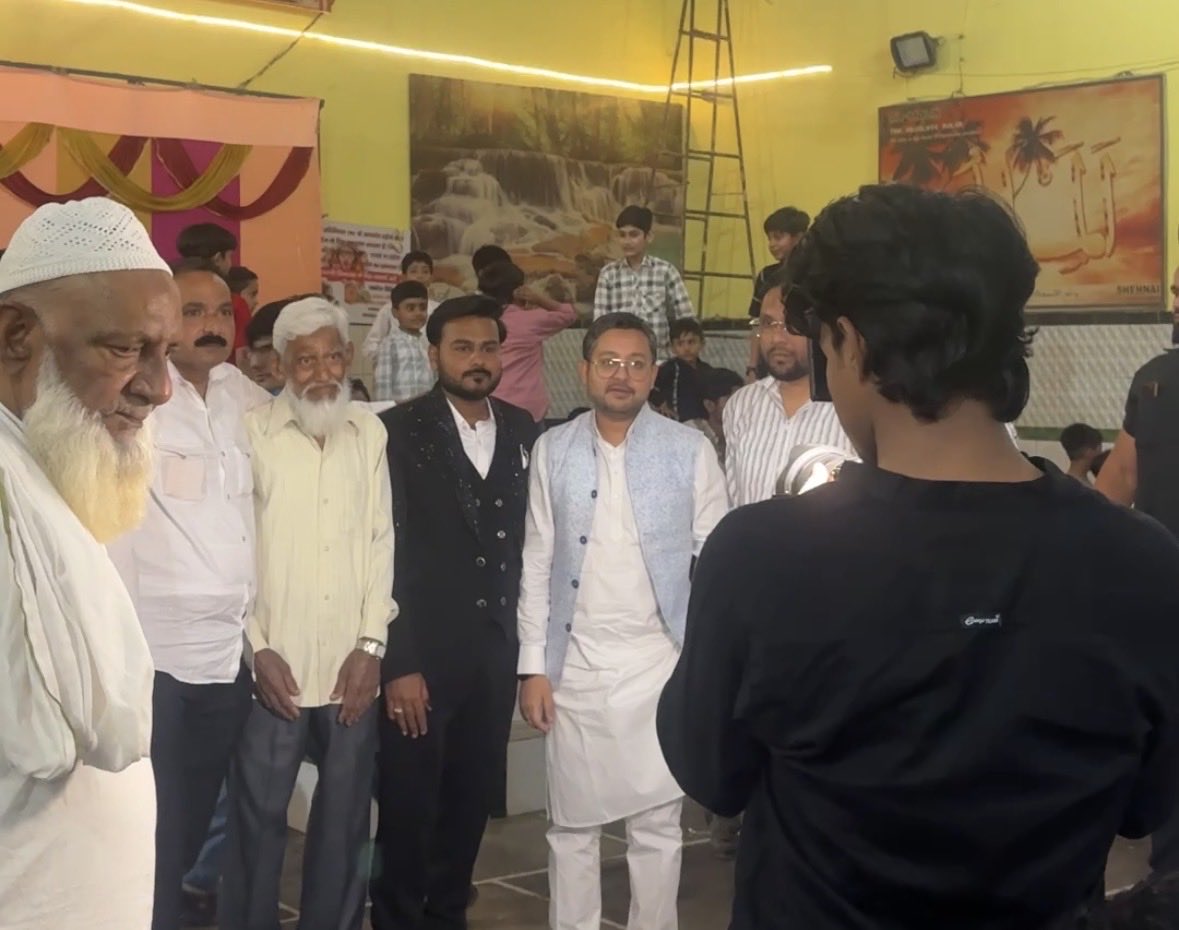 drmerajhusain's tweet image. अमरोहा में अपनों के साथ। #Amroha