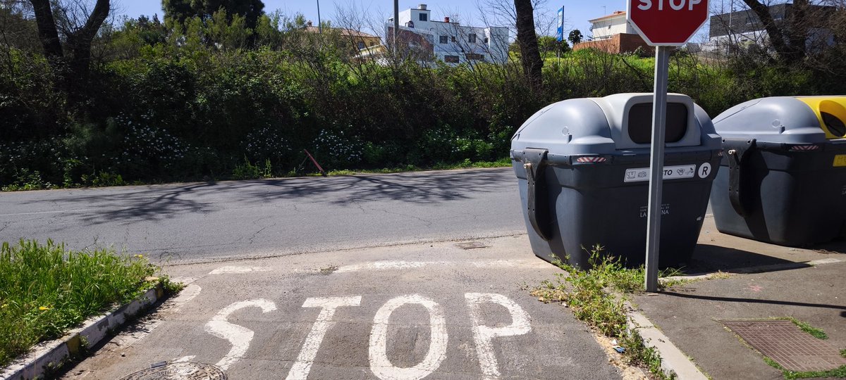 Juanmb80's tweet photo. @aytolalaguna_es estaría bien que el contenedor de basura lo colocaran al lado del otro contenedor, permitiendo el obligatorio giro a la derecha con el coche en este STOP. Hemos llamado numerosas veces al ayuntamiento y el camión no lo coloca bien. Calle doradilla, san Lázaro https://t.co/sPQ1DbY6Al