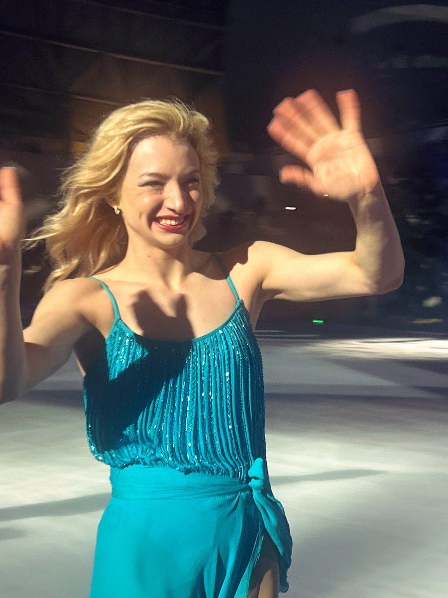 Amber at the end of the third Stars on Ice - Japan show in Osaka! 

📸: <a href="/yrn_tknk/">ゆりね🇬🇪✌️🇰🇿🐼</a>