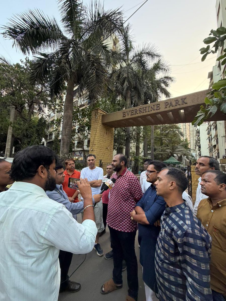 जनतेचा विश्वास, विकासाचा ध्यास!

आज प्रभाग क्रमांक ६३ मधील विविध सोसायट्यांना भेट देऊन नागरिकांशी थेट संवाद साधत त्यांच्या दैनंदिन अडचणी, मूलभूत सुविधांबाबतचे प्रश्न जाणून घेतले तसेच प्रभागाच्या विकासासाठी त्यांच्या मौल्यवान सूचनाही स्वीकारल्या.

#RupeshSawarkarVersova