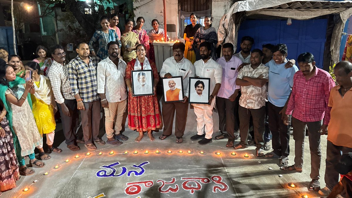 JSPVeeraMahila's tweet photo. అమరావతి రాజధాని బిల్లుకు ఆమోదం,
ఆంధ్రప్రదేశ్ రాష్ట్రానికి చారిత్రక పరిణామం.

పార్లమెంటు ఉభయ సభల్లో అమరావతి బిల్లుకు ఆమోదం లభించిన సందర్భాన్ని పురస్కరించుకుని వైజాగ్ సౌత్ నియోజకవర్గం జనసేన ��ార్టీ వీరమహిళలు దీపాలు వెలిగిస్తూ, గౌరవ ప్రధానమంత్రి శ్రీ @narendramodi గారికి, గౌరవ ముఖ్యమంత్రివర్యులు శ్రీ @ncbn గారికి, జనసేన అధ్యక్షులు, గౌరవ ఉప ముఖ్యమంత్రివర్యులు శ్రీ @PawanKalyan గారికి కృతజ్ఞతలు తెలి��ారు. 

#HistoricAmaravatiResolution
#AmaravatiPeoplesCapital
#JanasenaStandsWithAmaravati