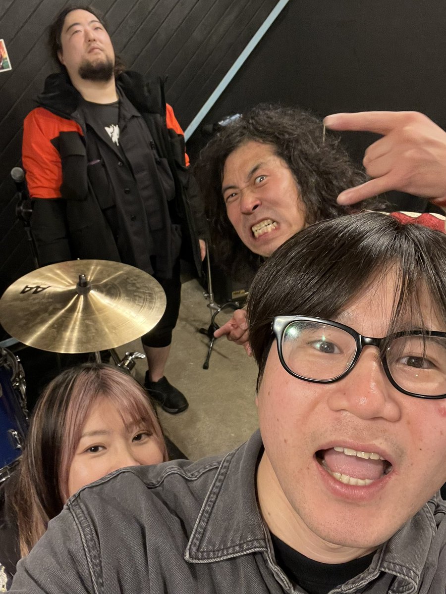 4/26に稲毛K'sDreamでライブやります！「かずぴぴバンド(バンド名)」デス🤘
本日スタジオでした🤘✨

僕はニューメタル以降メタルにハマった人間なのでHR/HMをコピーするのはほぼほぼ初(人生初ライブでマシンガンズは一曲だけやったけど🍊)で今回はホント「挑戦」です😳！
楽しみながら挑みます！🔥⚡️