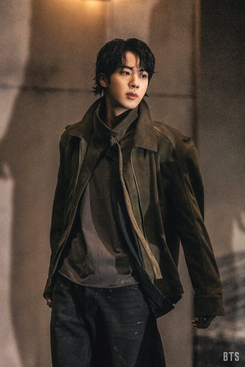 Marisara52's tweet photo. @seokjinfile @gmcantave1 Jin outfits in the 2.0 mv are beautiful &amp; fit him so well! These colors are perfect on him. 💜🔥🙌🏻 https://t.co/oh2zmYYF9g