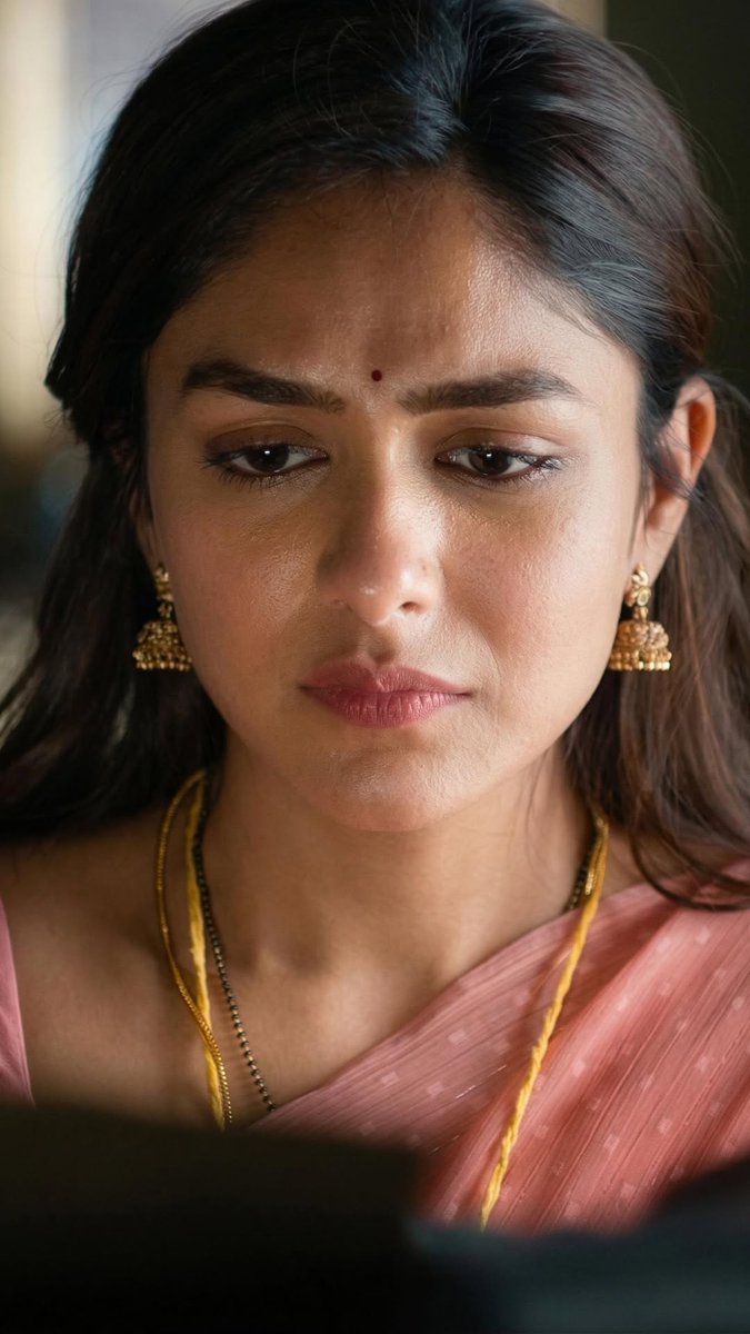 Simply_Sai_77's tweet photo. Thread : Mrunal Thakur’s face card in the Dacoit trailer is absolutely stunning.....

[ 1 ] https://t.co/7WRotvADMa