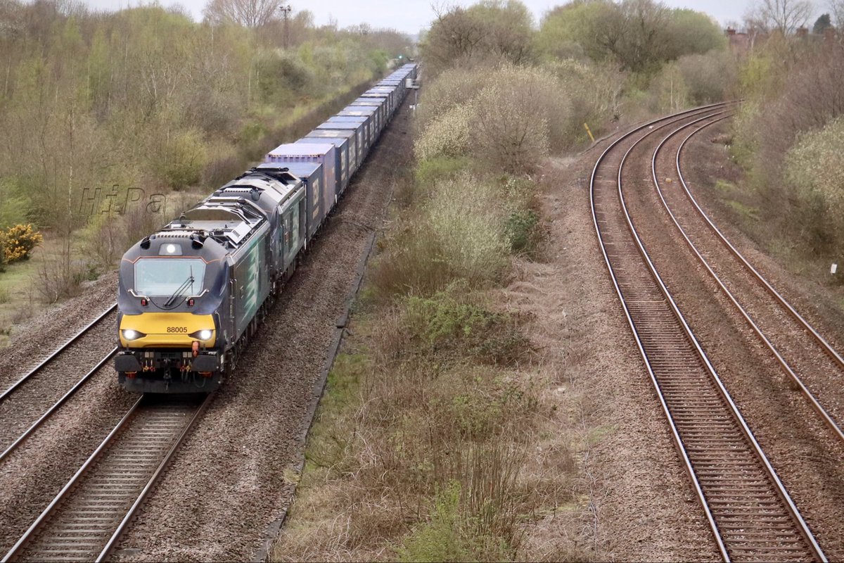 HiPa125's tweet photo. Direct Rail Services #Class88 88005 ‘Minerva’ & #Class68 68034 ‘Rail Riders 2020’ double-head diverted #TescoExpress, 4S43 0609 Daventry International Rail Freight Terminal Reception > Glasgow Coatbridge Freight Terminal, towards North Stafford Jn https://t.co/79k4UWdlhP