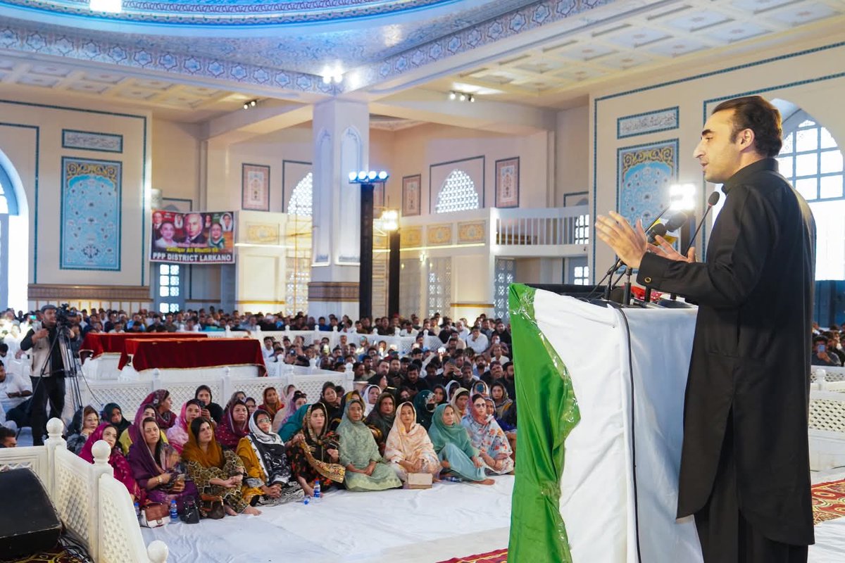 چیئرمین پاکستان پیپلز پارٹی بلاول بھٹو زرداری قائد عوام شہید ذوالفقار علی بھٹو کے 47 ویں یوم شہادت کے موقع پر شہدائے جمہوریت کے مزار گڑھی خدا بخش میں قرآن خوانی اور دعا کے بعد شرکاء سے خطاب کرر 
ہے ہیں۔
<a href="/BBhuttoZardari/">Bilawal Bhutto Zardari</a> <a href="/AseefaBZ/">Aseefa B Zardari</a>
<a href="/BakhtawarBZ/">Bakhtawar B-Zardari</a>
 #SalamShaheedBhutto