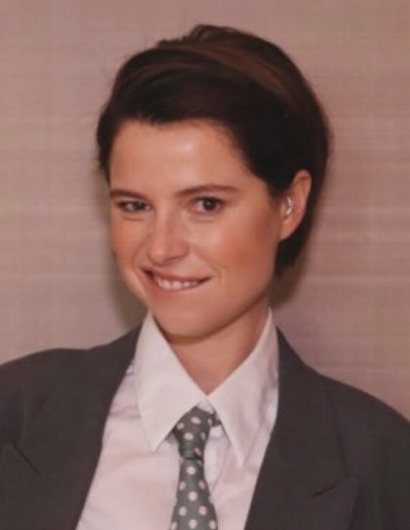 jessie buckley smirk tweet media