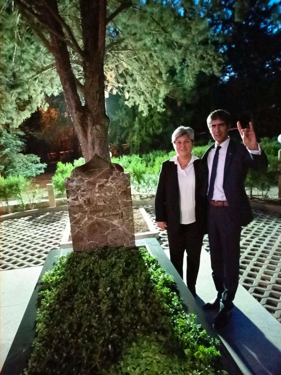 esmeray_nalan's tweet photo. " 'Hepiniz birer Türk Bayrağı'sınız. Bayrağı lekelemeyin, kirletmeyin, yere düşürmeyin."
​Ömrünü Türk milletinin bekasına ve Türk dünyasının birliğine adamış olan Alparslan Türkeş’i vefatının yıldönümünde saygı, rahmet ve minnetle anıyoruz. Ruhu şad, mekânı cennet olsun.
#AlparslanTürkeş