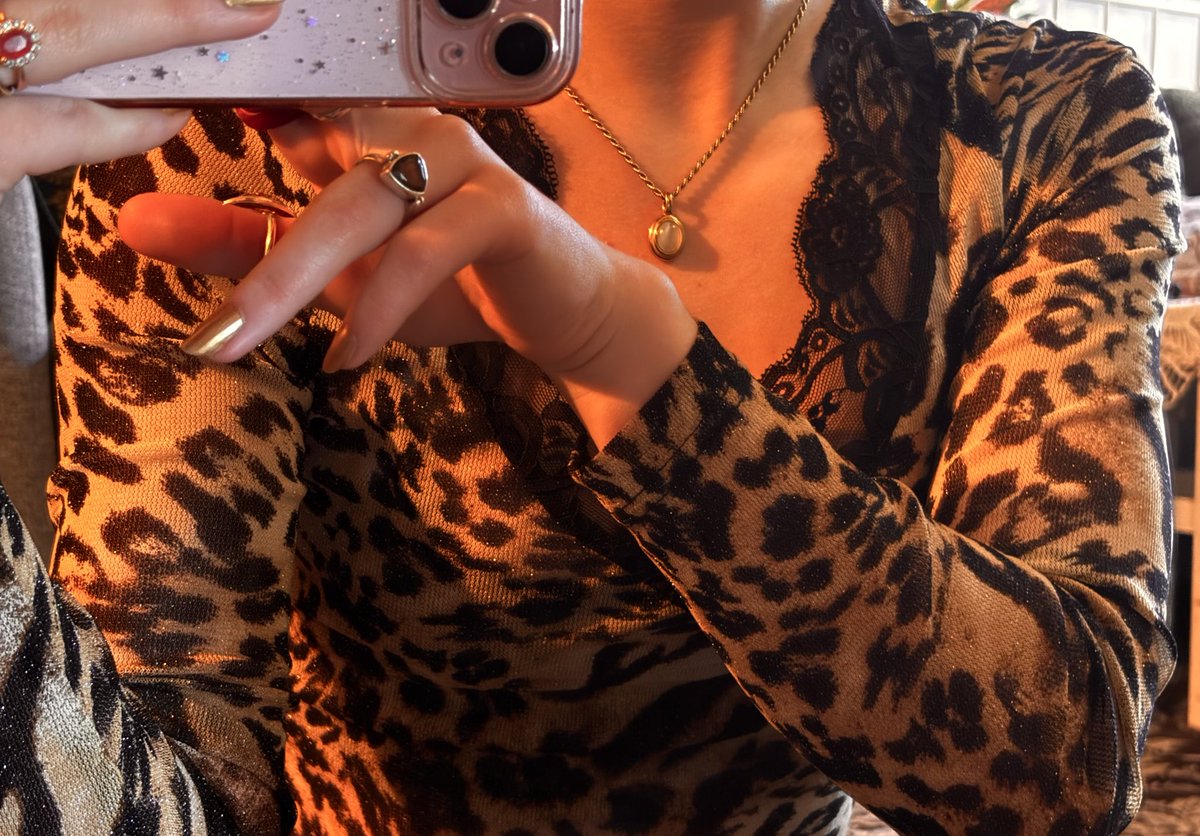 𝓅𝑜𝓁𝓁𝓎 tweet media