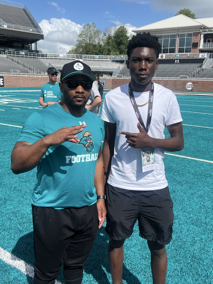 MurrayTyle3619's tweet photo. Had a great practice visit today at @CoastalFootball loving the staff and the people can’t wait to be back! @CoachCParrott @L_Armstrong3 @coach_bras @Coach_Stan3 https://t.co/XKwSIDuwMX