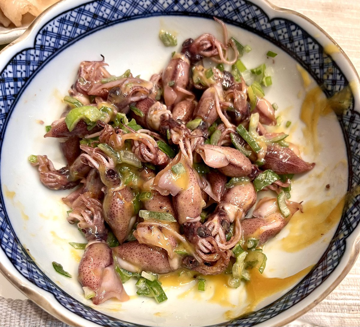 ホタルイカが好きすぎて毎週食べてる。
最近知った、スーパーで買ったボイルホタルイカを1分湯通しするとぷりぷりになる裏技はかなり使えました。 