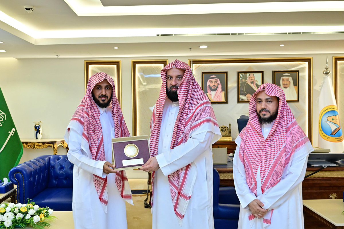 PvGovSa's tweet photo. الرئيس العام لـ #هيئة_الأمر_بالمعروف والنهي عن المنكر يلتقي منسوبي الرئاسة العامة المكلفين بالإمامة خارج المملكة خلال شهر رمضان.

https://t.co/HQo98z3ort https://t.co/AS57jVsqBB