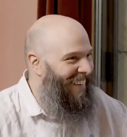 Ideološki vođa prosvjeda, zajedno sa ivan damnom, kukom i motikom i ostalima. Udbaški brlog, gde ovakvi koji na zapadu ne bi mogli ulice da čiste, ovde su intelektualci, profesori, gosti po podkastima i ostale pizde materine