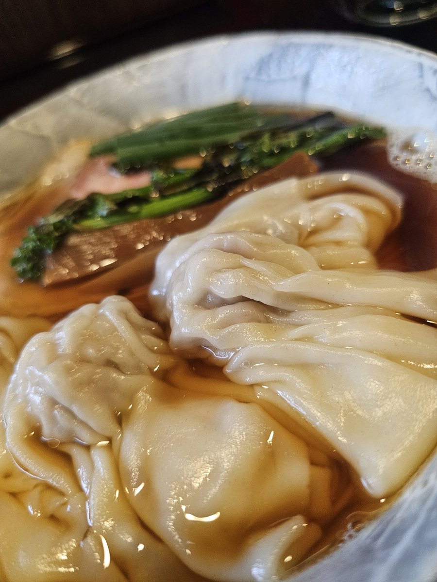 lalala_hiro's tweet photo. 麺亭まきた@多治見市前畑町
｢醤油ワンタンそば｣
本枯節を中心とした出汁感溢れる味わい、そばとラーメンの中間的で卓上にある七味がバッチリ合う︎︎👍
ストレートの細麺はパツンとしなやか、
じわじわと良さが分かってる感じで
気づくと汁完、めちゃ美味しかった🙆✨
#麺亭まきた https://t.co/i8grFAWsup