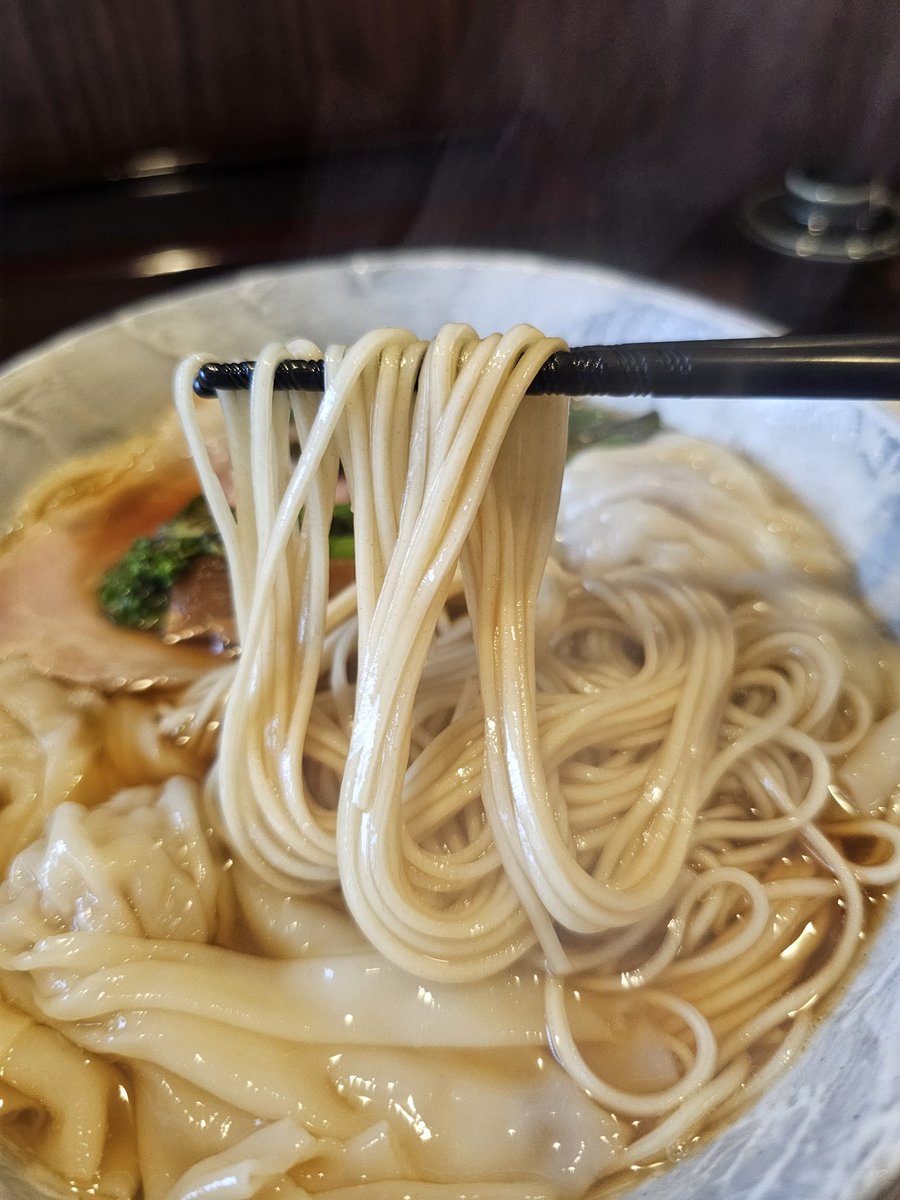 lalala_hiro's tweet photo. 麺亭まきた@多治見市前畑町
｢醤油ワンタンそば｣
本枯節を中心とした出汁感溢れる味わい、そばとラーメンの中間的で卓上にある七味がバッチリ合う︎︎👍
ストレートの細麺はパツンとしなやか、
じわじわと良さが分かってる感じで
気づくと汁完、めちゃ美味しかった🙆✨
#麺亭まきた https://t.co/i8grFAWsup