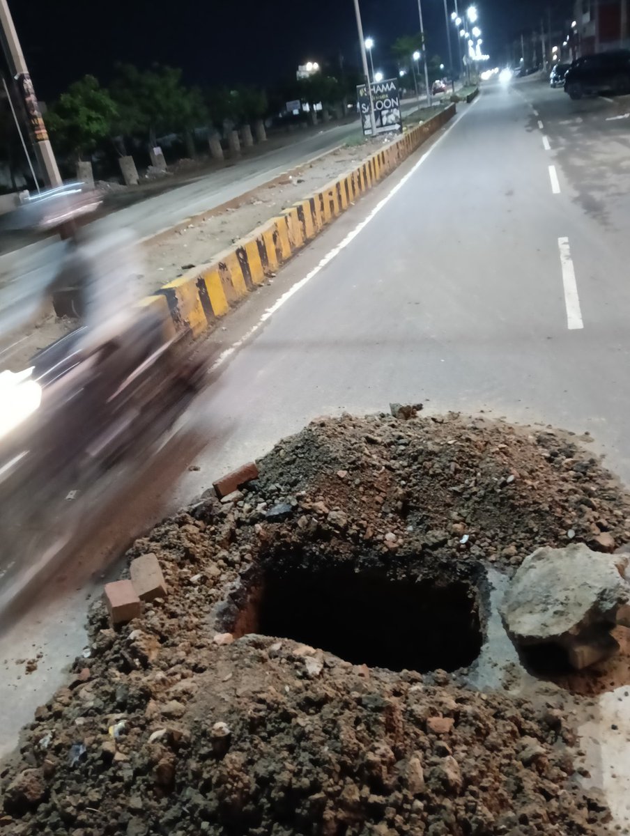 MyBharatpur's tweet image. भरतपुर जिला प्रशासन ने बीच सड़क पर खड़ा खुला छोड़ दिया है , कोई #जाकर गिर कर #मर गया तो खुद की #जिम्मेदारी होगी । जिला कलेक्टर तो मजे से अपने निवास से सो रहे है आम जन भाड़ में जाए @DmBharatpur 
@BhajanlalBjp  आप भी देख लो ,  
#Bharatpur @bharatpurnigam