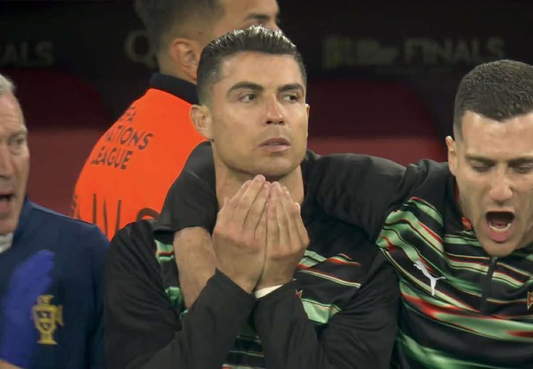 قبل كم شهر كريستيانو تابع شخصية برتغالية مؤثرة تتكلم عن الإسلام، بعد حركات الدعاء والسجود اللي يسويها بإذن الله يكون متأثر 

العمالة الاجنبية اذا شافوا تعامل المسلمين معهم كويس بحثوا عن الاسلام وفيه من يهديه الله ويسلم (هذا تأثير افراد) فما بالك بتأثير رونالدو اشهر شخصية على