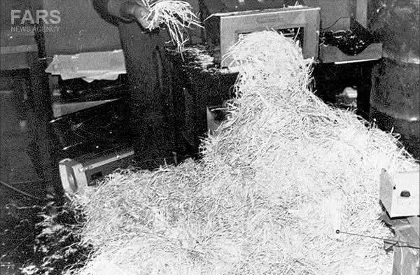 في نوفمبر عام 1979 اقتحمَ طلابُ جامعةِ طهران السفارة الأمريكية، أثناء الاقتحام حاول الأمريكان استخدام أجهزةِ الفرم للتخلص من الوثائق السرية حتى لا تقع في يد رجال الثورة ، دخل الطلاب السفارة فوجدوا أكواما من الورق المفروم فماذا فعلوا  ؟؟؟