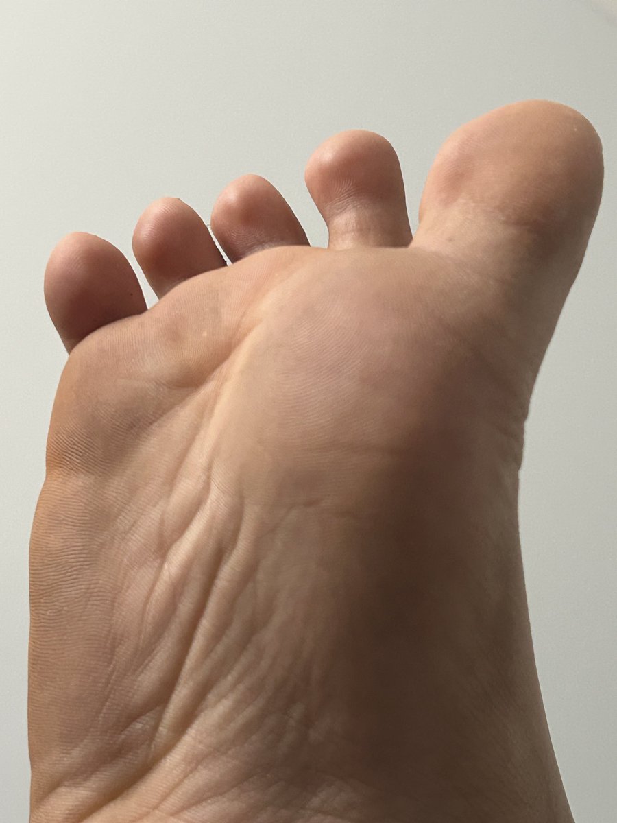 FeetLover tweet media