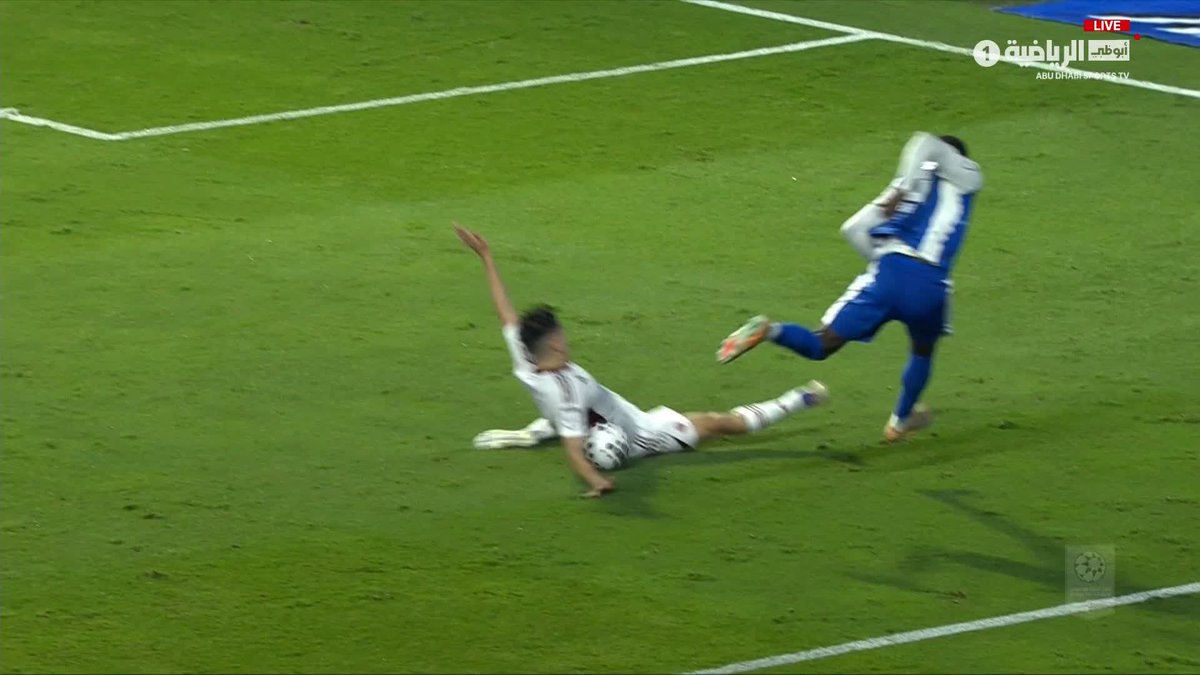 الإثارة لا تنتهي في هذه القمة! الدقيقة 93: الحكم يحتسب ركلة جزاء لفريق النصر. الدقيقة 95: تم إلغاء قرار ركلة الجزاء بعد العودة إلى الـVAR #النصر_الوحدة 