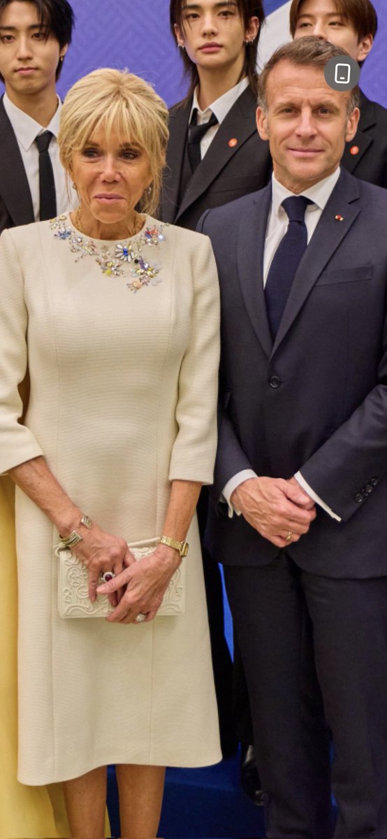 ажиглагч tweet media