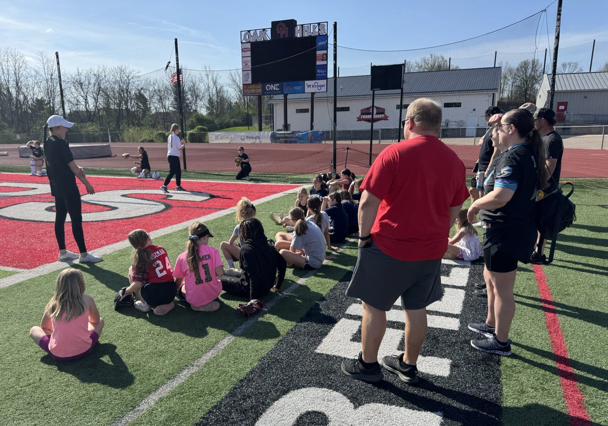 CoachJackieSB's tweet photo. A beautiful day for a light practice and a pitching clinic with our littles!! #OHSBfamily https://t.co/Hr2OQHg1fD