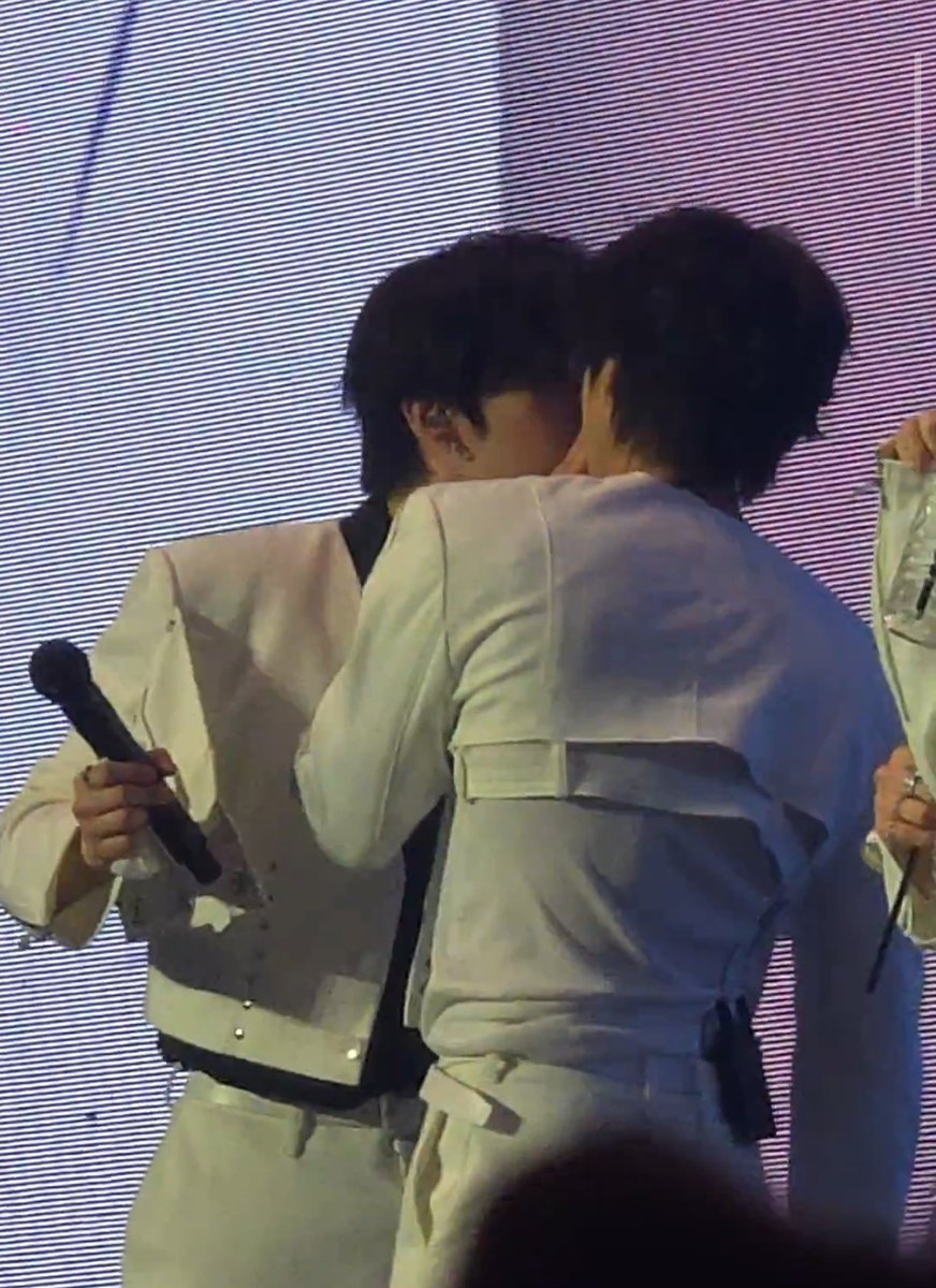 skye 🌸🐛 tweet media