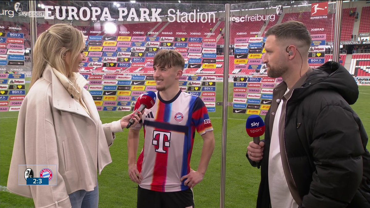 MediaBayernFR's tweet photo. Lennart Karl :

"C’est une sensation vraiment incroyable pour moi. Marquer à la dernière minute… j’avais ça en tête tout le temps, enlever mon maillot. Du pied droit, ça a heureusement marché sur cette action et ensuite le ballon est juste entré, c’est un sentiment indescriptible.

- Tu avais déjà en tête d’enlever ton maillot ?

- Oui, j’avais comme le pressentiment que j’allais marquer aujourd’hui. Et c’était parfait, j’ai marqué, et là ça explose."