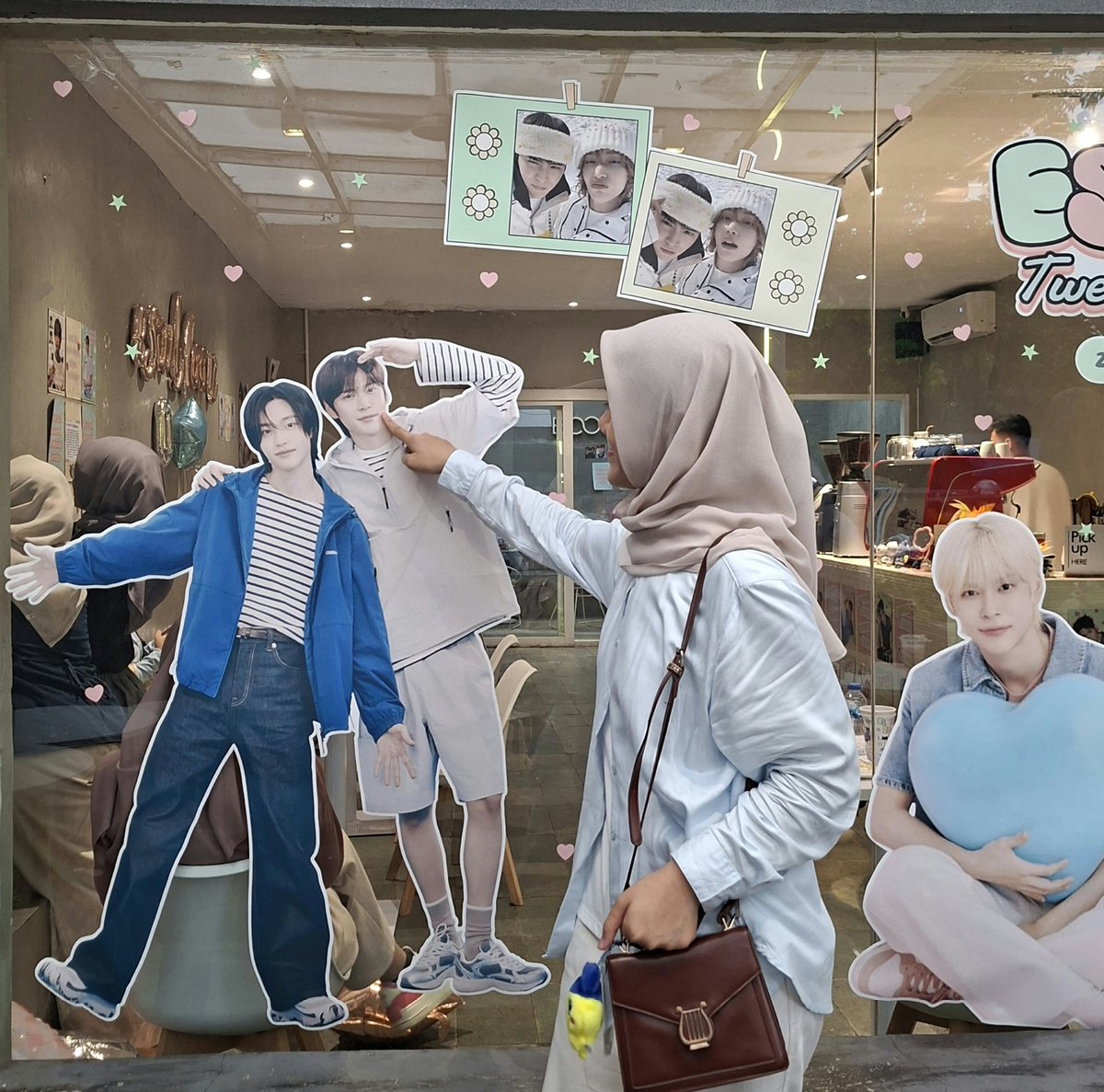 peviellejo's tweet photo. intinya hari ini aku hepi bgt, thank u semuaaa thank u @ESWBLOOM2524 💐😋🫶🏻

#2524_SeasonOf_ESWB
#ESWBLOOM_TwentyFiveTwentyFour https://t.co/0C6bt6j1bh