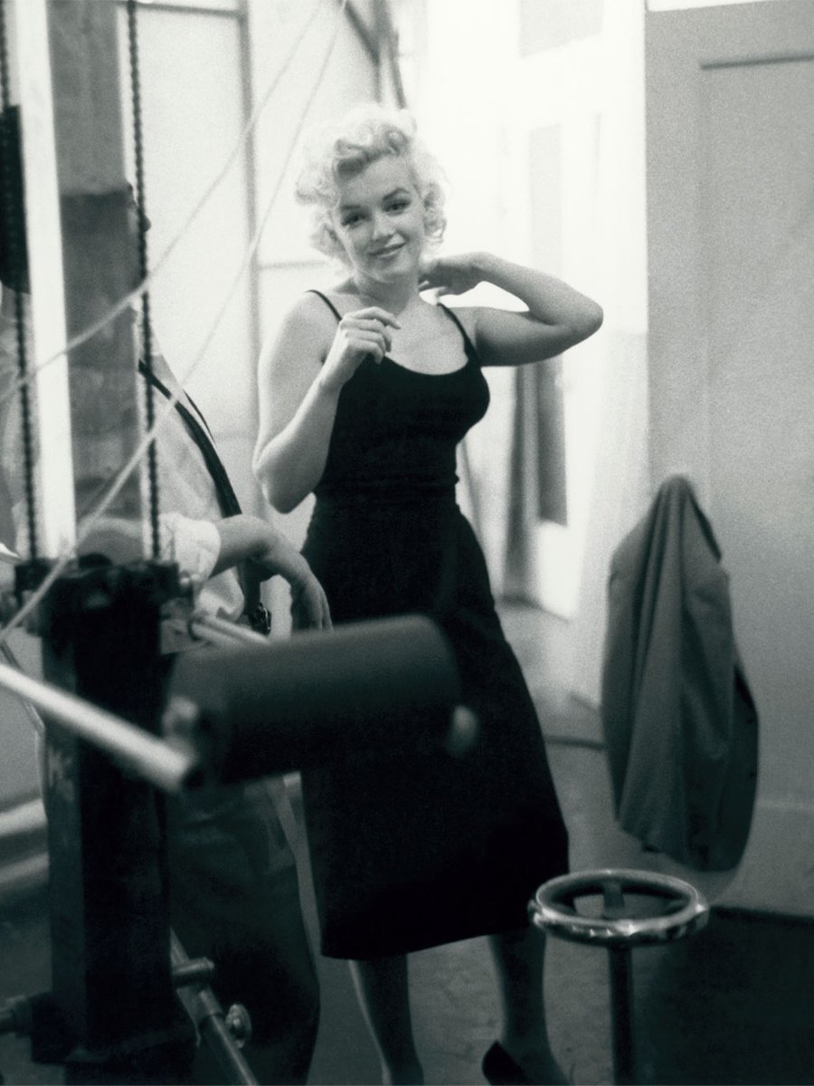 MarilynMonroe's tweet image. Little Black Dress 🖤

📸: #MiltonHGreene 

#MarilynMonroe #Icon #Star #Photography #Styling #LBD