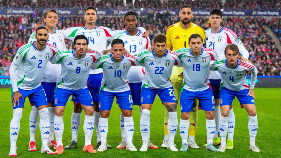 🇮🇹⚠️⚠️⚠️ Los jugadores de la selección italiana de fútbol habrían exigido a la FIGC que les otorguen un premio de 300k Euros (10k por jugador) antes del partido con Bosnia.

La Federación lo rechazó y causó malestar en los jugadores azules.