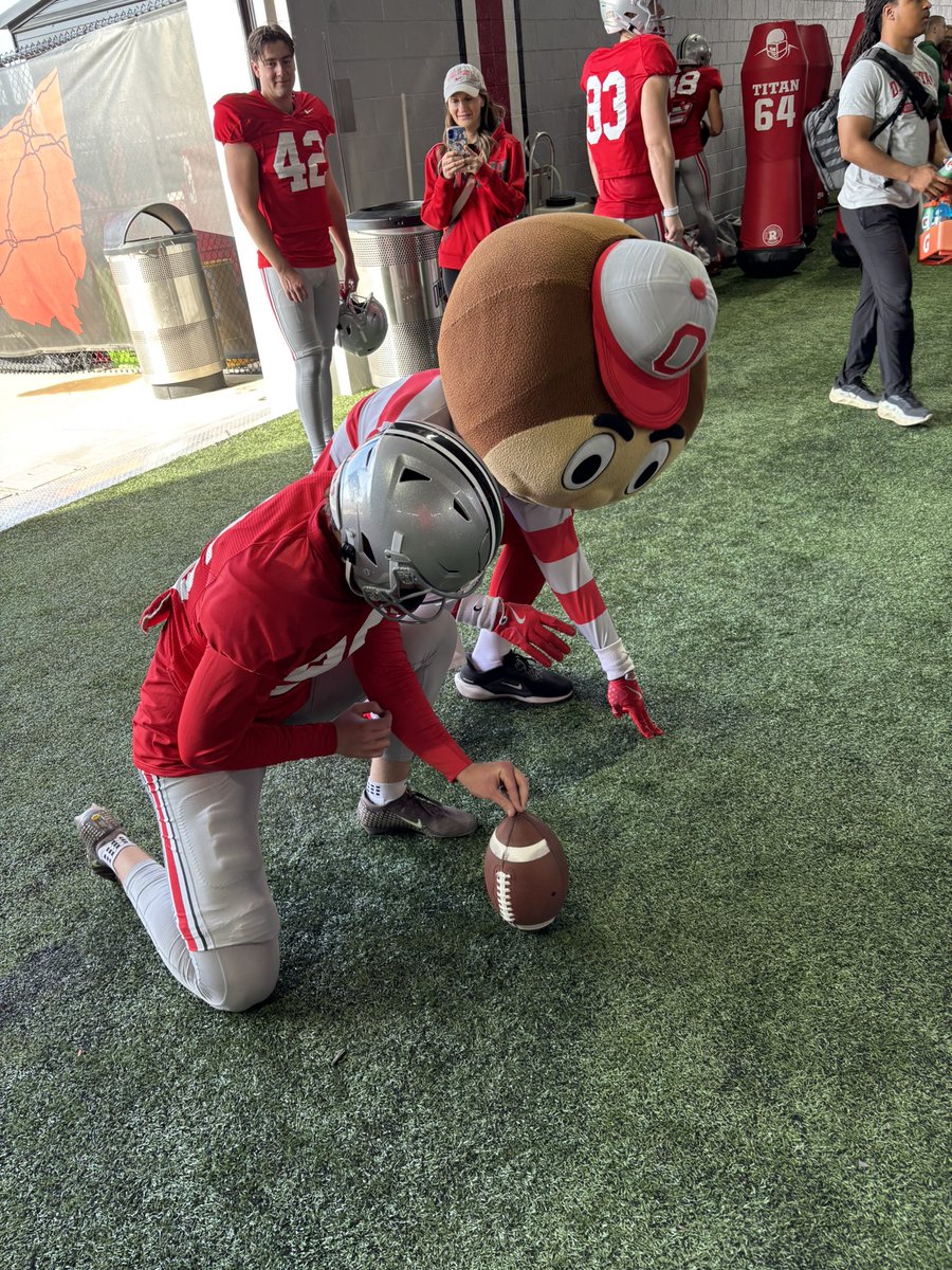 theGunnerDaniel's tweet image. Competitive excellence… Making a play when your number is called! @Brutus_Buckeye 

#Buckeyes #Specs