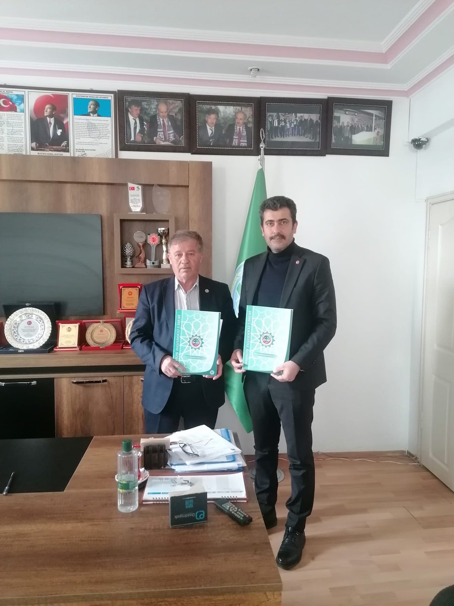AkkusLisesi's tweet photo. Okulumuz ile Akkuş Ziraat Odası arasında iş birliği protokolü imzalandı. İmzalanan protokol ile okulumuzda yapılması planlanan Tarım Atölyesi çalışmalarında destek verecek olan Ziraat Odası Başkanı Ahmet KAYA'ya teşekkür ederiz. https://t.co/lMbOD4vSEC