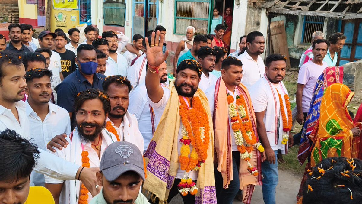 RAMESHCH_JENA's tweet photo. ଆଜି ଖଲ୍ଲିକୋଟ ନିର୍ବାଚନ ମଣ୍ଡଳୀ ଅନ୍ତର୍ଗତ ପୁରୁଷତ୍ତମପୁର ବ୍ଲକ ର ଷୋଳଘର ଗ୍ରାମ ଠାରେ ଆୟୋଜିତ ଶ୍ରୀ ଶ୍ରୀ ରାଧାକୃଷ୍ଣ ଙ୍କ ମନ୍ଦିର ପ୍ରତିଷ୍ଠା ରେ ଯୋଗଦାନ କରି ଶ୍ରୀ ଶ୍ରୀ ରାଧାକୃଷ୍ଣ କୃପା ଲାଭ କରିଥିଲି...
#SanakhemundiCongress #KhalikotCongress #Ganjamdistrict #culture #Odisha https://t.co/yWIvvDPYg9
