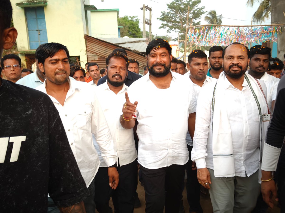 RAMESHCH_JENA's tweet photo. ଆଜି ଖଲ୍ଲିକୋଟ ନିର୍ବାଚନ ମଣ୍ଡଳୀ ଅନ୍ତର୍ଗତ ପୁରୁଷତ୍ତମପୁର ବ୍ଲକ ର ଷୋଳଘର ଗ୍ରାମ ଠାରେ ଆୟୋଜିତ ଶ୍ରୀ ଶ୍ରୀ ରାଧାକୃଷ୍ଣ ଙ୍କ ମନ୍ଦିର ପ୍ରତିଷ୍ଠା ରେ ଯୋଗଦାନ କରି ଶ୍ରୀ ଶ୍ରୀ ରାଧାକୃଷ୍ଣ କୃପା ଲାଭ କରିଥିଲି...
#SanakhemundiCongress #KhalikotCongress #Ganjamdistrict #culture #Odisha https://t.co/yWIvvDPYg9