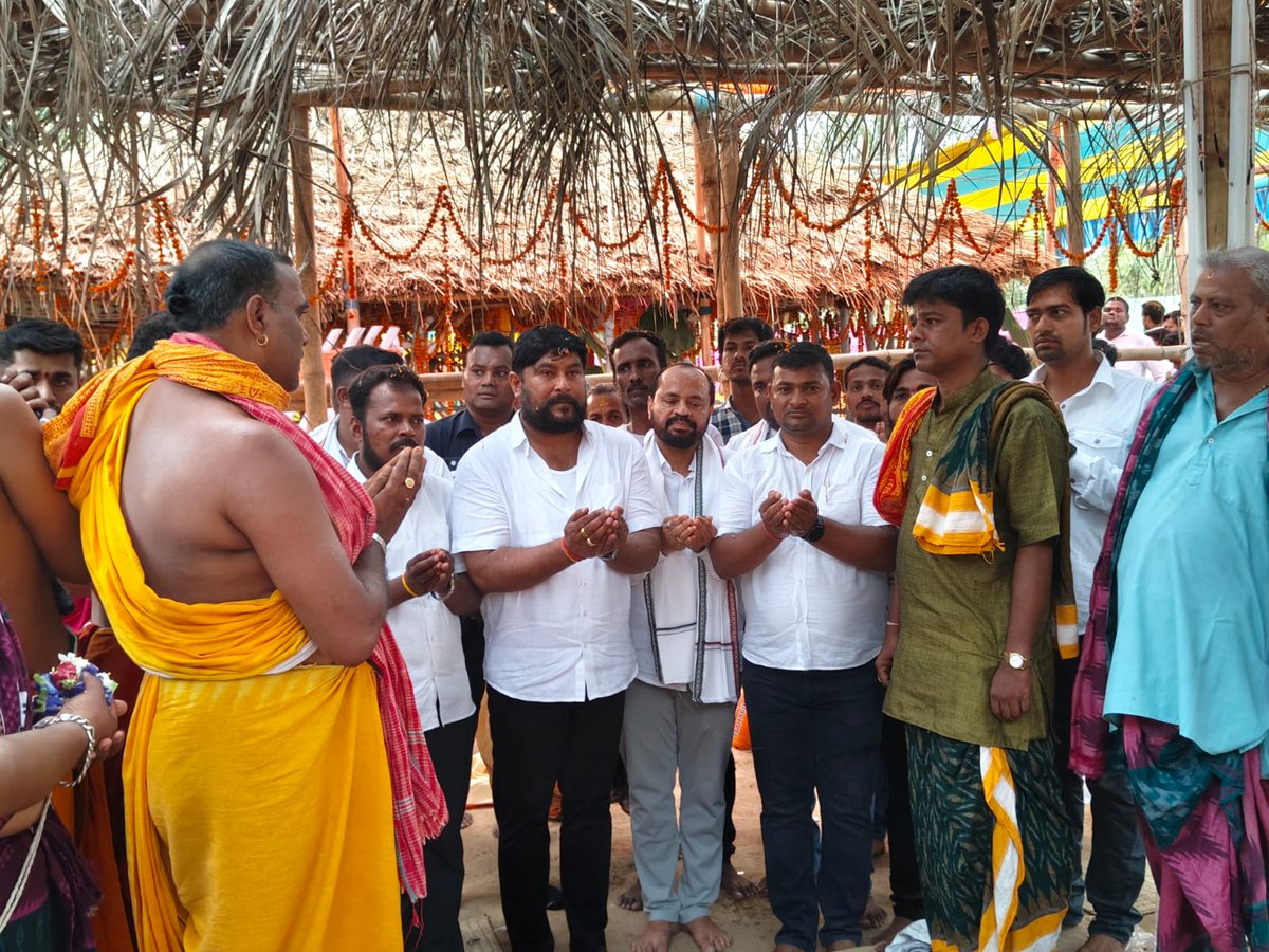 RAMESHCH_JENA's tweet photo. ଆଜି ଖଲ୍ଲିକୋଟ ନିର୍ବାଚନ ମଣ୍ଡଳୀ ଅନ୍ତର୍ଗତ ପୁରୁଷତ୍ତମପୁର ବ୍ଲକ ର ଷୋଳଘର ଗ୍ରାମ ଠାରେ ଆୟୋଜିତ ଶ୍ରୀ ଶ୍ରୀ ରାଧାକୃଷ୍ଣ ଙ୍କ ମନ୍ଦିର ପ୍ରତିଷ୍ଠା ରେ ଯୋଗଦାନ କରି ଶ୍ରୀ ଶ୍ରୀ ରାଧାକୃଷ୍ଣ କୃପା ଲାଭ କରିଥିଲି...
#SanakhemundiCongress #KhalikotCongress #Ganjamdistrict #culture #Odisha https://t.co/yWIvvDPYg9
