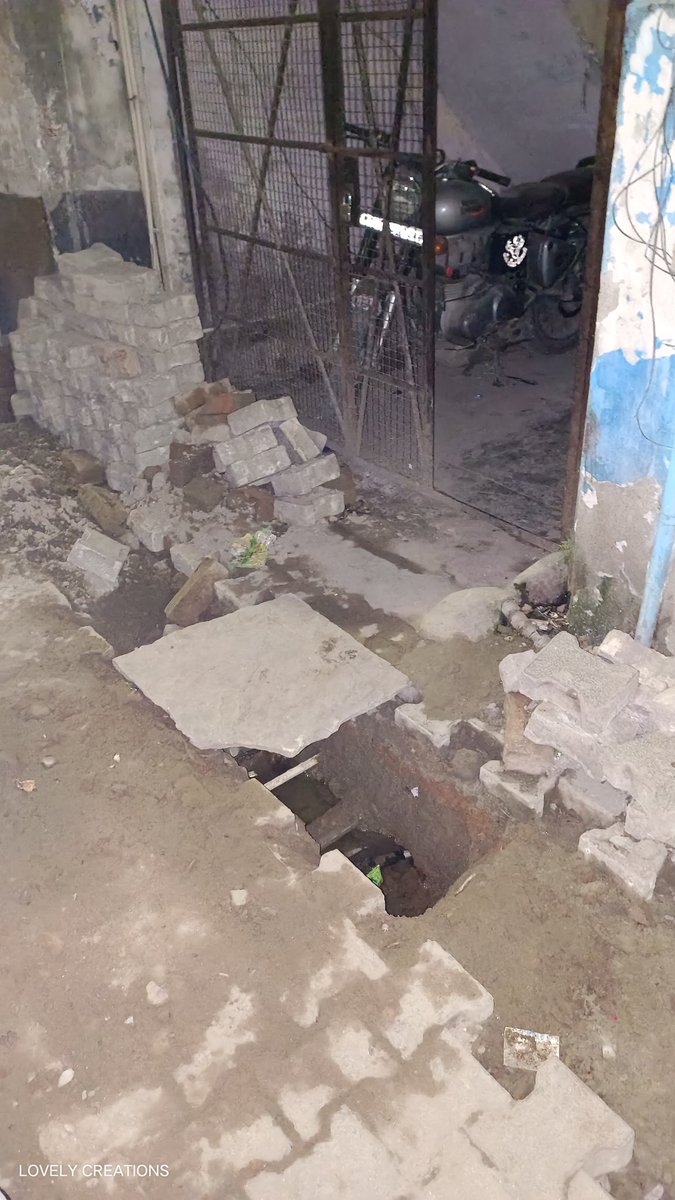 CoolIsmail017's tweet photo. @AMRUTCityGzbबेपरवाह अधिकारी ध्यान दे काम करने की ऐसी भी क्या जल्दी की गेट के सामने बड़ा खड़ा भरना ही भूल गए । 3 दिन में 5 बच्चे खड़े में गिरने से जख्मी हो चुके है ओर अधिकारी मूकदर्शक बने हुए है @myogioffice @dm_ghaziabad @BJP4India @narendramodi @gdagzb https://t.co/yQ3dild8OD