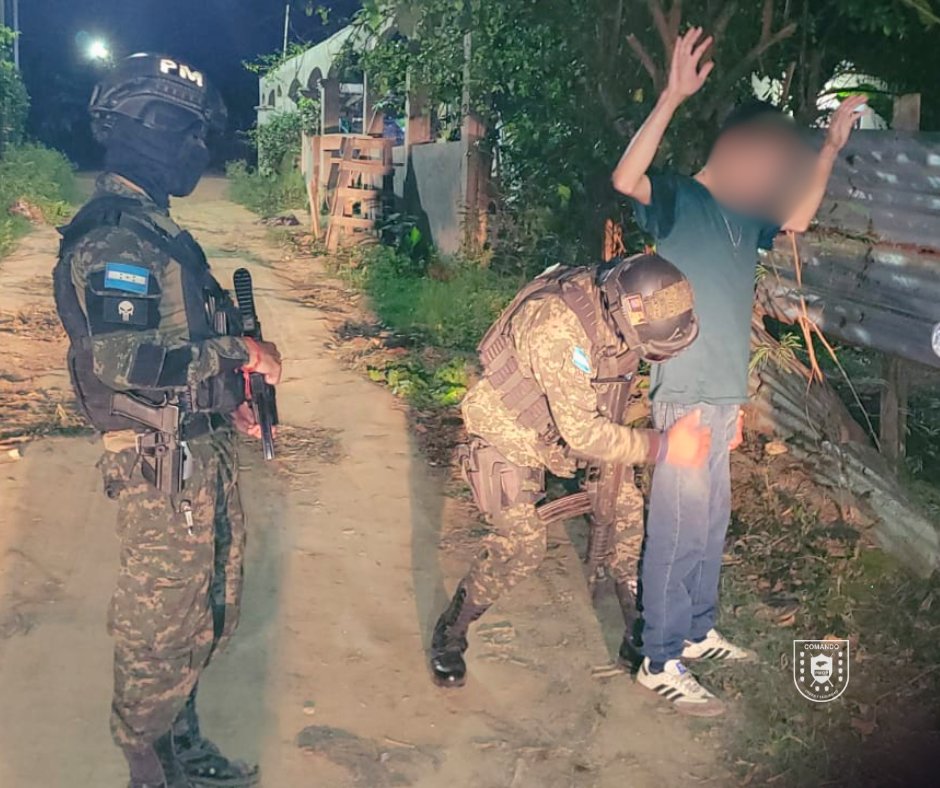 PMOPHN's tweet photo. #SoluciónContraElCrimen | Las @FFAAHN a través de la #PMOP (#6BPMOP), mediante labores de seguimiento y vigilancia en la colonia Brisas del Valle, Cofradía, Cortés, lograron la detención de un ciudadano de nacionalidad hondureña, quien contaba con orden de captura pendiente por el delito de tráfico de drogas.

Dicha orden fue emitida por el Tribunal de Sentencia de San Pedro Sula, Cortés.