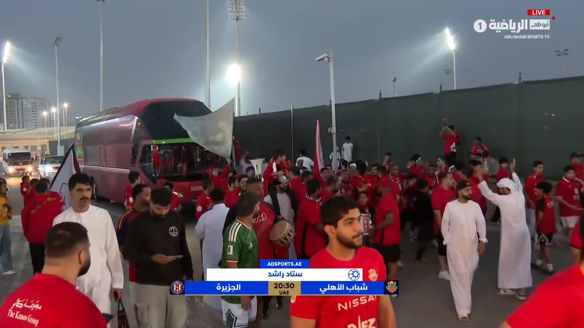 استقبال مميز من جمهور شباب الأهلي لحافلة الفريق قبل مواجهة الجزيرة في ستاد راشد #شباب_الأهلي_الجزيرة 