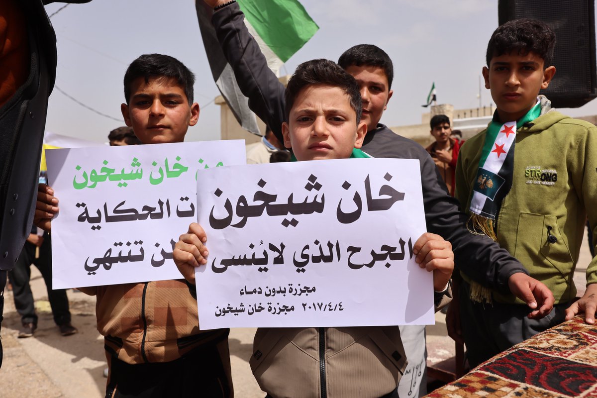 RaedAlSaleh3's tweet photo. تعود هذه الذكرى لا كحدث مضى بل كجرح مفتوح لم يغادرنا يوماً….
في 4 نيسان 2017 لم يكن الموت عادياً.. كان صامتاً خانقاً، بلا دماء، يسرق الأرواح أمام أعيننا ويترك خلفه وجعاً لا يحتمل.
ما زالت تلك اللحظات حاضرة بكل تفاصيلها، وجوه اختنقت تبحث عن نفس، وأياد امتدت للنجاة ولم تجد سوى الهواء المسموم، لم تكن مجرد مجزرة، بل اختبار قاسٍ للإنسانية، سقط فيه كل شيء إلا ذاكرة الضحايا.
هذه الجريمة لا تطوى،ولا تختصر في رقم، ولا تمحى بمرور الوقت، هي أمانة نحملها، وصوت يجب أن يبقى عالياً، لأن الحقيقة لا تختنق.
العدالة ليست مطلباً مؤجلاً…. بل حق ثابت لا يسقط بالتقادم ولا يقبل النسيان.
#لا_تخنقوا_الحقيقة
#خان_شيخون
#السلاح_الكيماوي