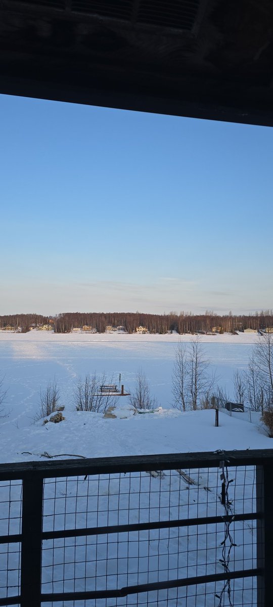AlaskaMatt's tweet photo. @hoshizorarock It's still winter here in Alaska. That's an ice runway in my back yard / lake. https://t.co/X98Rdy5zMs