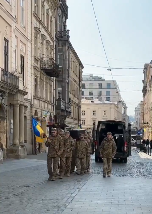 Ото там народу прийшло прощатись у Львові із тцкшною собакою, прям непротовкнутись... видно неозброєним оком народну повагу та любов