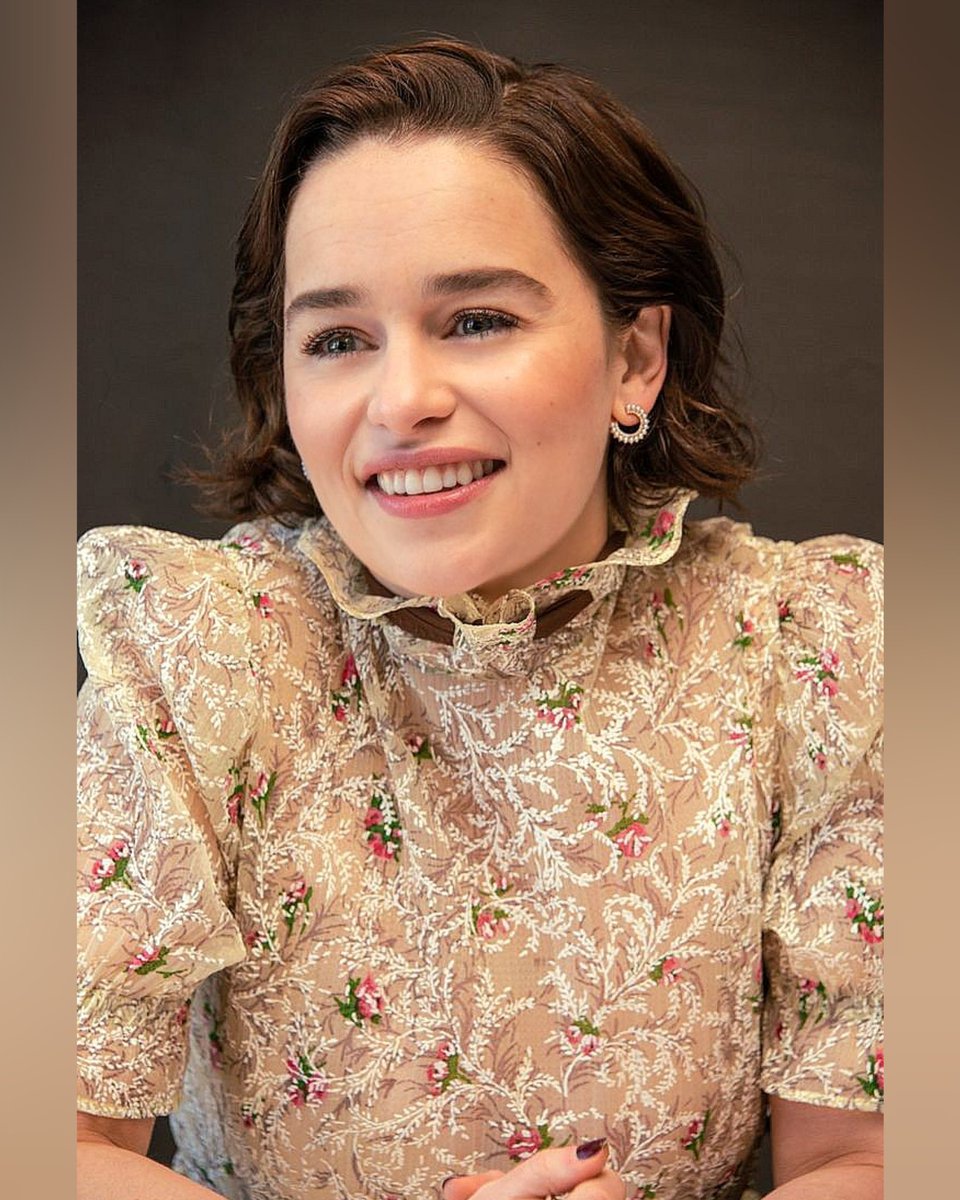 emgot88's tweet photo. Many roses and one more 🌹
#EmiliaClarke, #GameOfThrones8 Press event, April 3/4 2019 https://t.co/mG0cr5bcXM