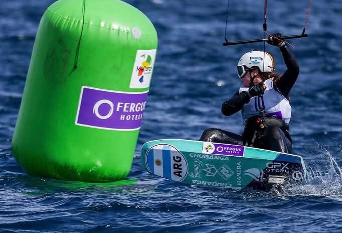 idendeportiva's tweet photo. "Muy feliz de competir en uno de los campeonatos más prestigiosos de la vela olímpica. 7mo puesto, clasificando a la medal race🏅 y ganando los cuartos de final. Muy contenta con mis regatas y rendimiento esta semana"
🗣 Catalina Turienzo 🇦🇷 en #Formulakite https://t.co/4vzMdY2Srv