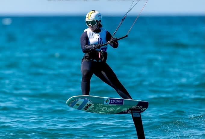 idendeportiva's tweet photo. "Muy feliz de competir en uno de los campeonatos más prestigiosos de la vela olímpica. 7mo puesto, clasificando a la medal race🏅 y ganando los cuartos de final. Muy contenta con mis regatas y rendimiento esta semana"
🗣 Catalina Turienzo 🇦🇷 en #Formulakite https://t.co/4vzMdY2Srv