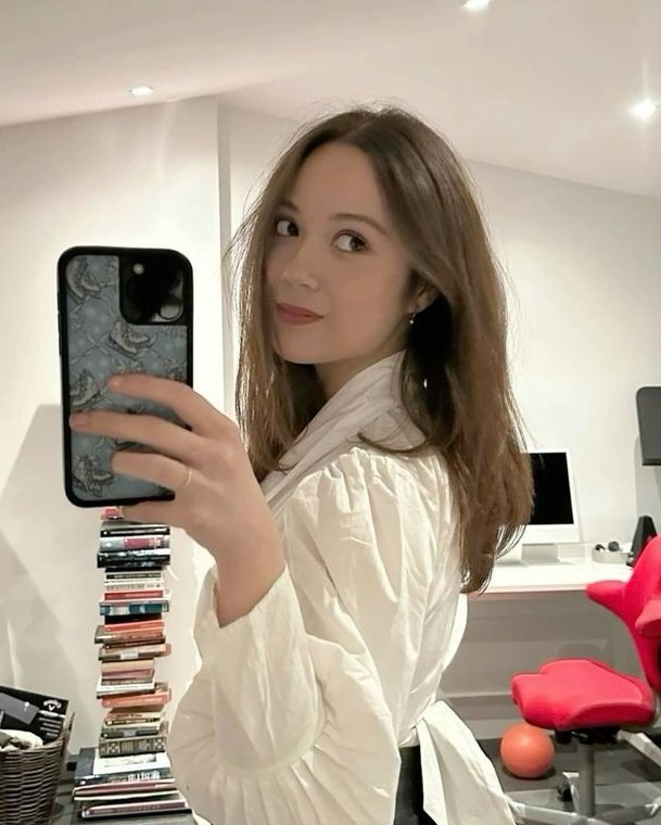 daily laufey tweet media