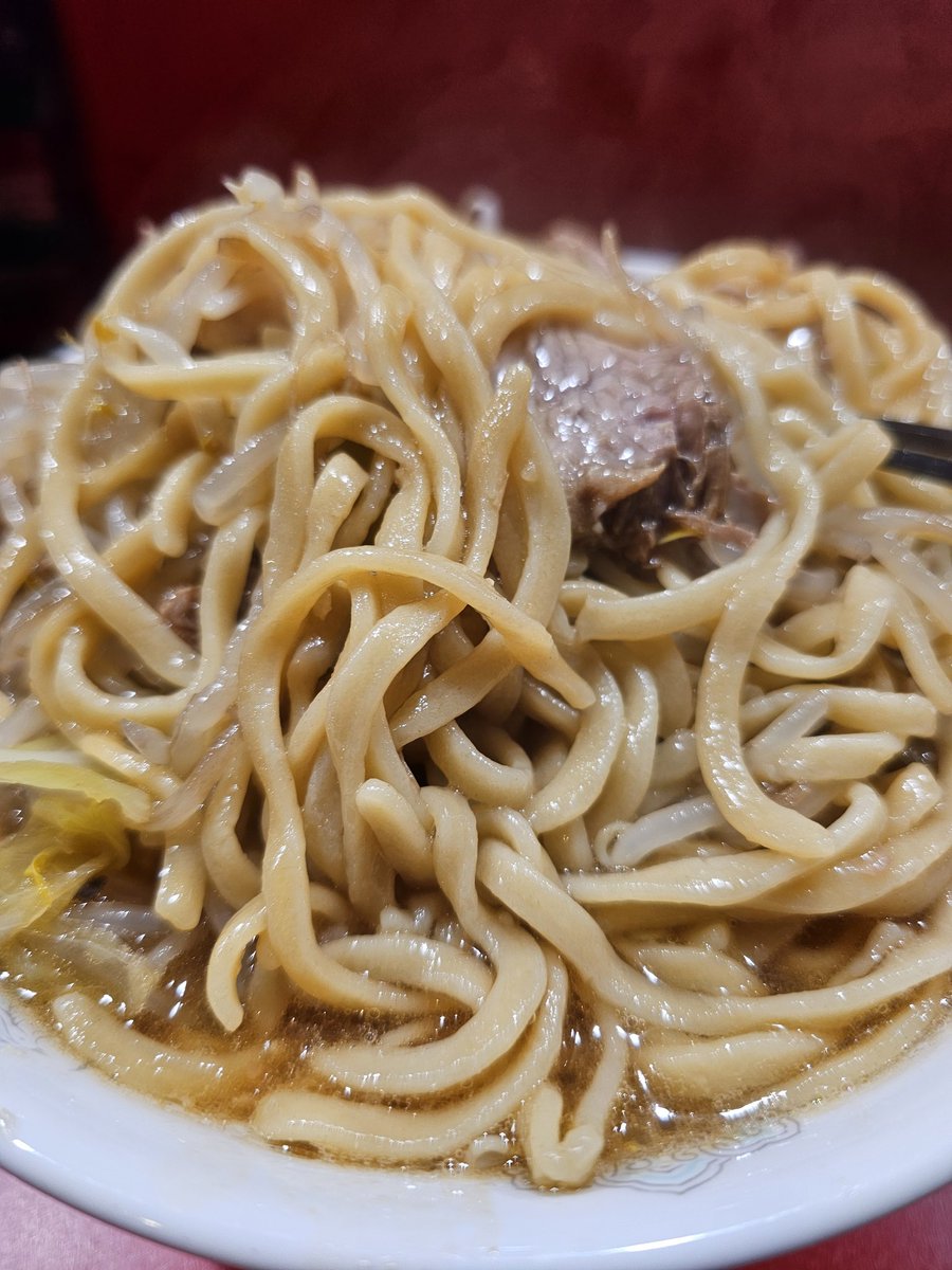 lalala_hiro's tweet photo. ラーメン二郎@名古屋市東区矢田
｢小｣
昨年末オープンの二郎直系店。
コールは野菜アブラニンニク少なめ、
アブラにほぐし肉が混ざりちょっと得した気分⤴️
微乳化での好きなタイプで二郎にしてはあっさりで食べやすくペロリと美味しかった🙆✨⁡⁡
#ラーメン二郎名古屋大曽根店 https://t.co/HfQ1lSd01K