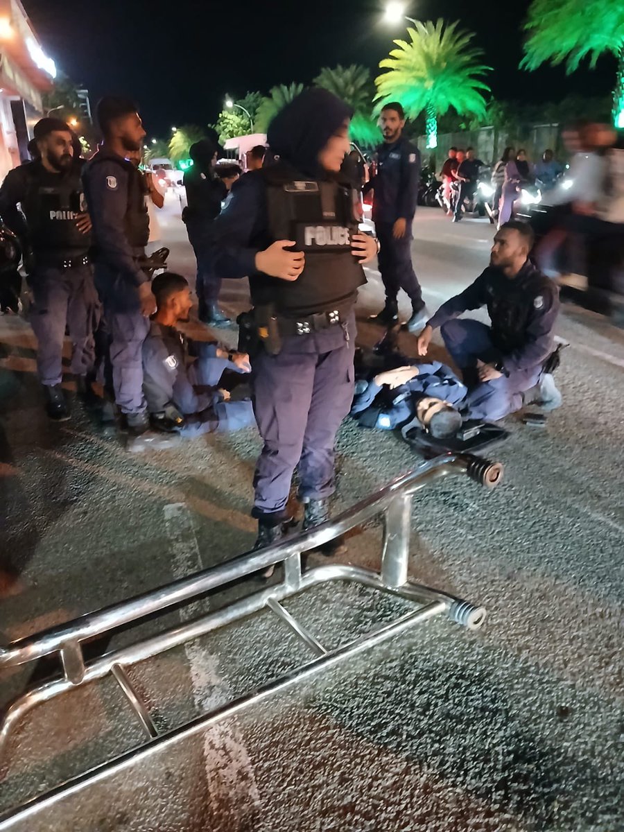 Toheed Police މެރީ ބްރައުން ކައިރިއަށް @PoliceMv ވެހިކަލެއް ވެއްޓި ފުލުހުންތަކަކަށް ...